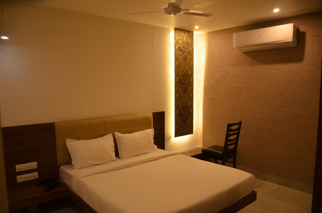 Apple Residency Hotel Pātan Екстериор снимка