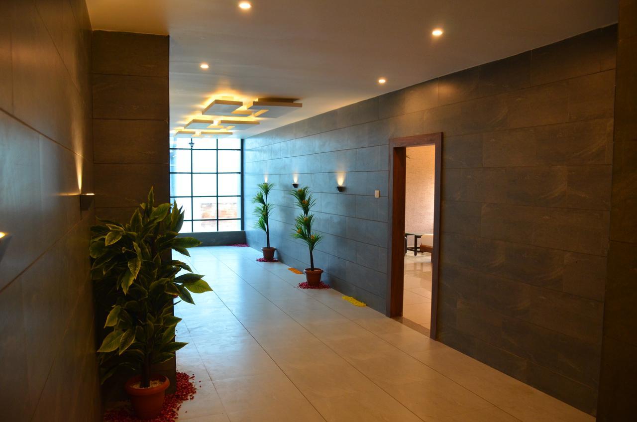 Apple Residency Hotel Pātan Екстериор снимка