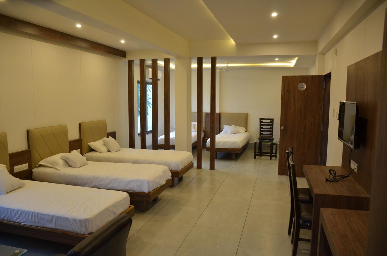 Apple Residency Hotel Pātan Екстериор снимка