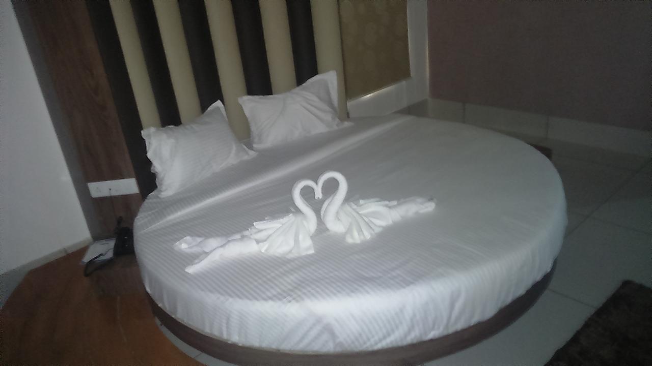 Apple Residency Hotel Pātan Екстериор снимка