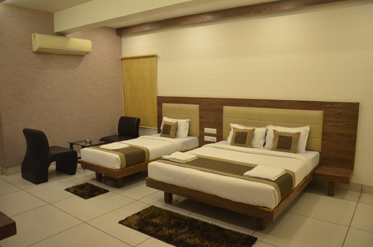 Apple Residency Hotel Pātan Екстериор снимка