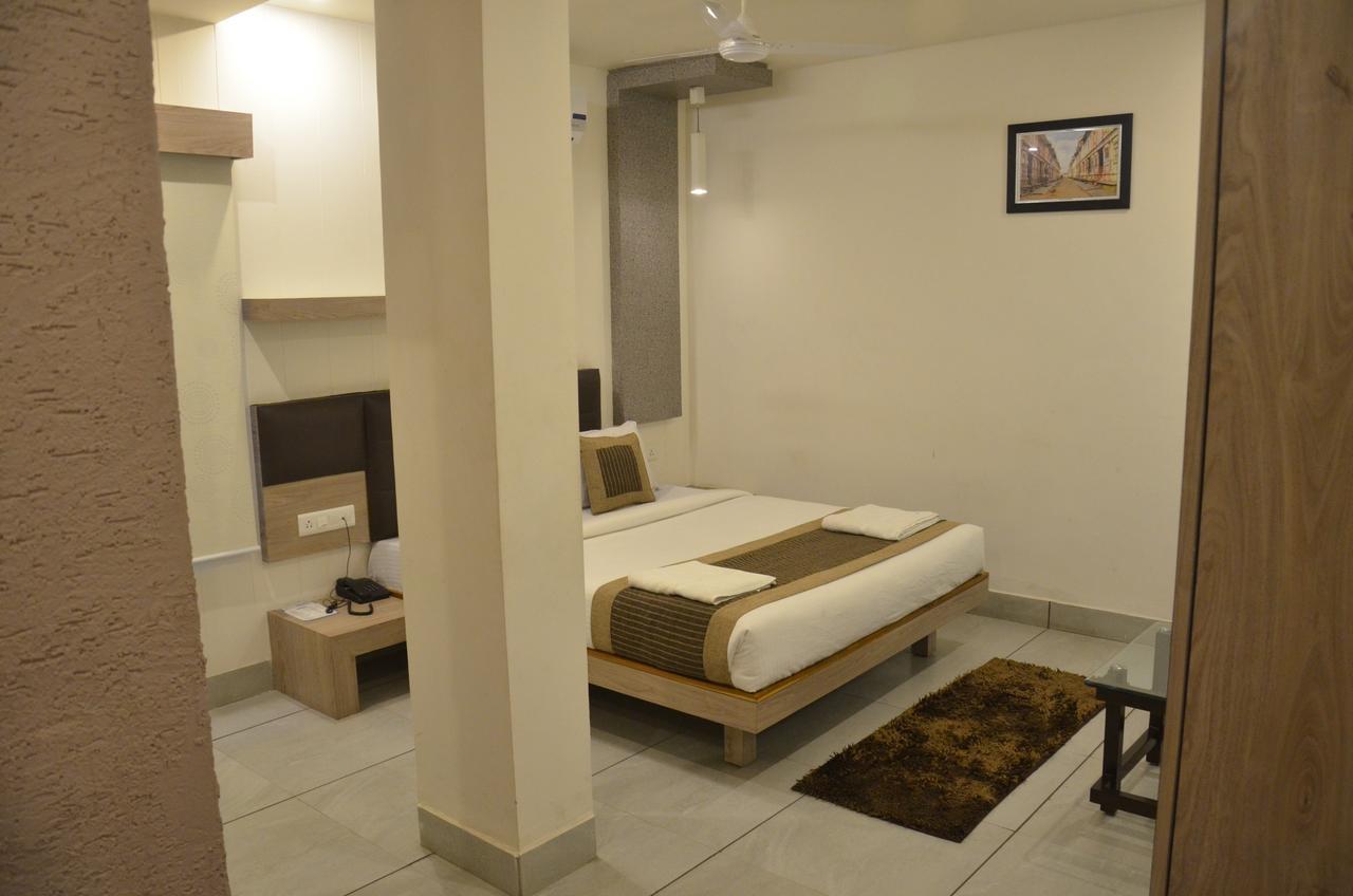Apple Residency Hotel Pātan Екстериор снимка