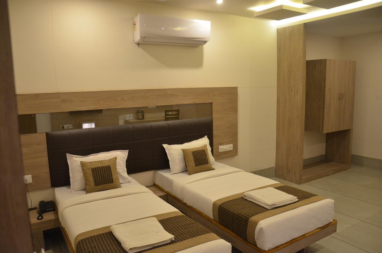 Apple Residency Hotel Pātan Екстериор снимка
