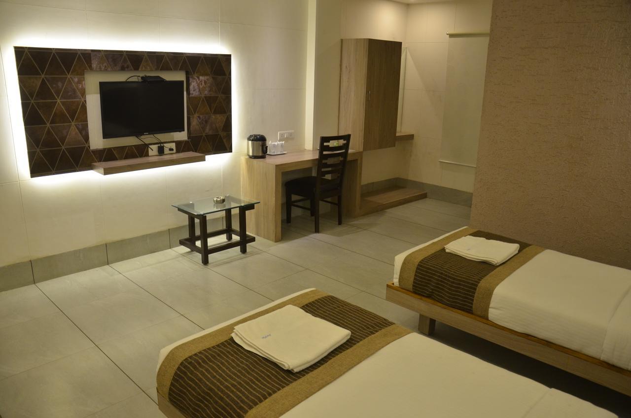 Apple Residency Hotel Pātan Екстериор снимка
