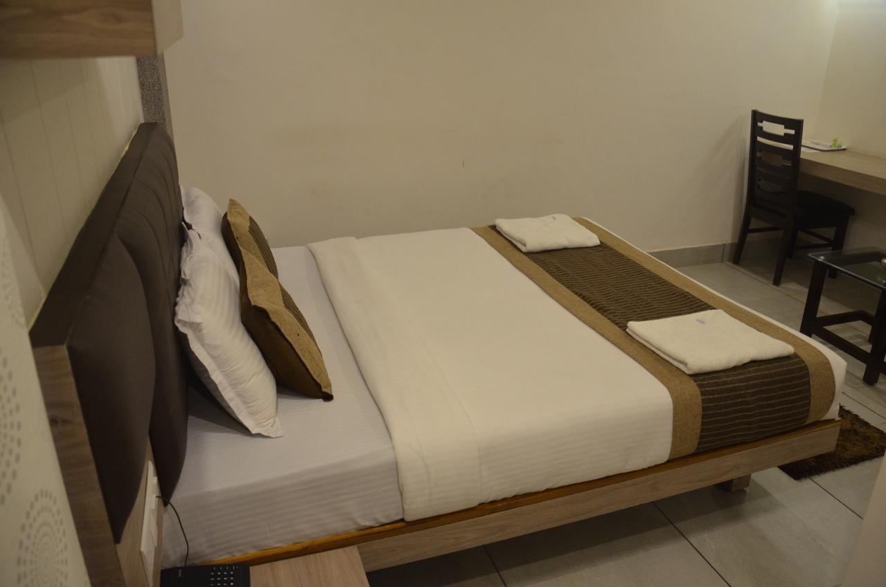 Apple Residency Hotel Pātan Екстериор снимка