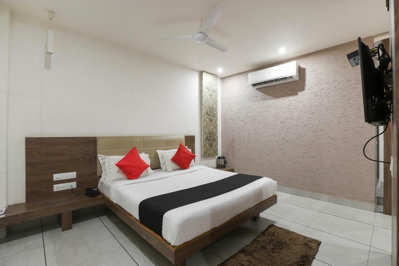 Apple Residency Hotel Pātan Екстериор снимка
