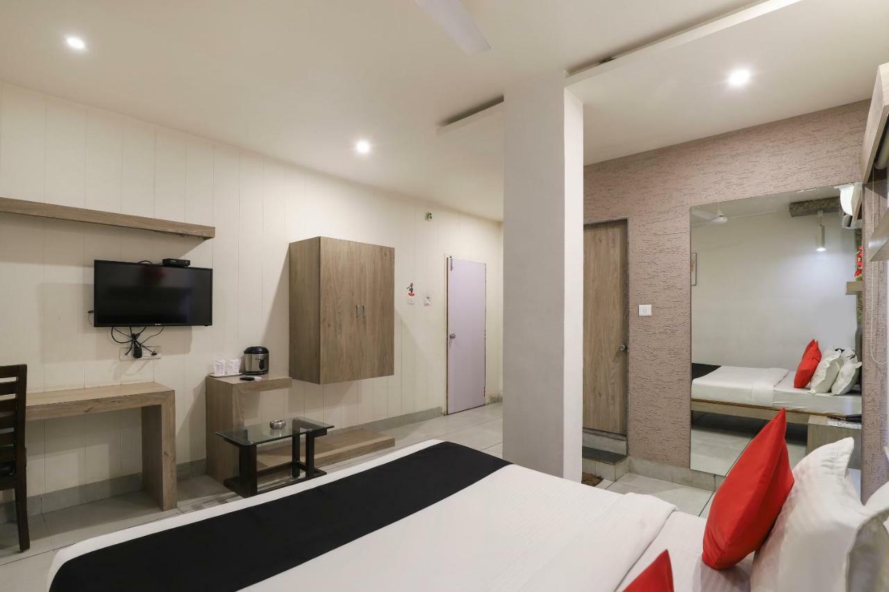 Apple Residency Hotel Pātan Екстериор снимка