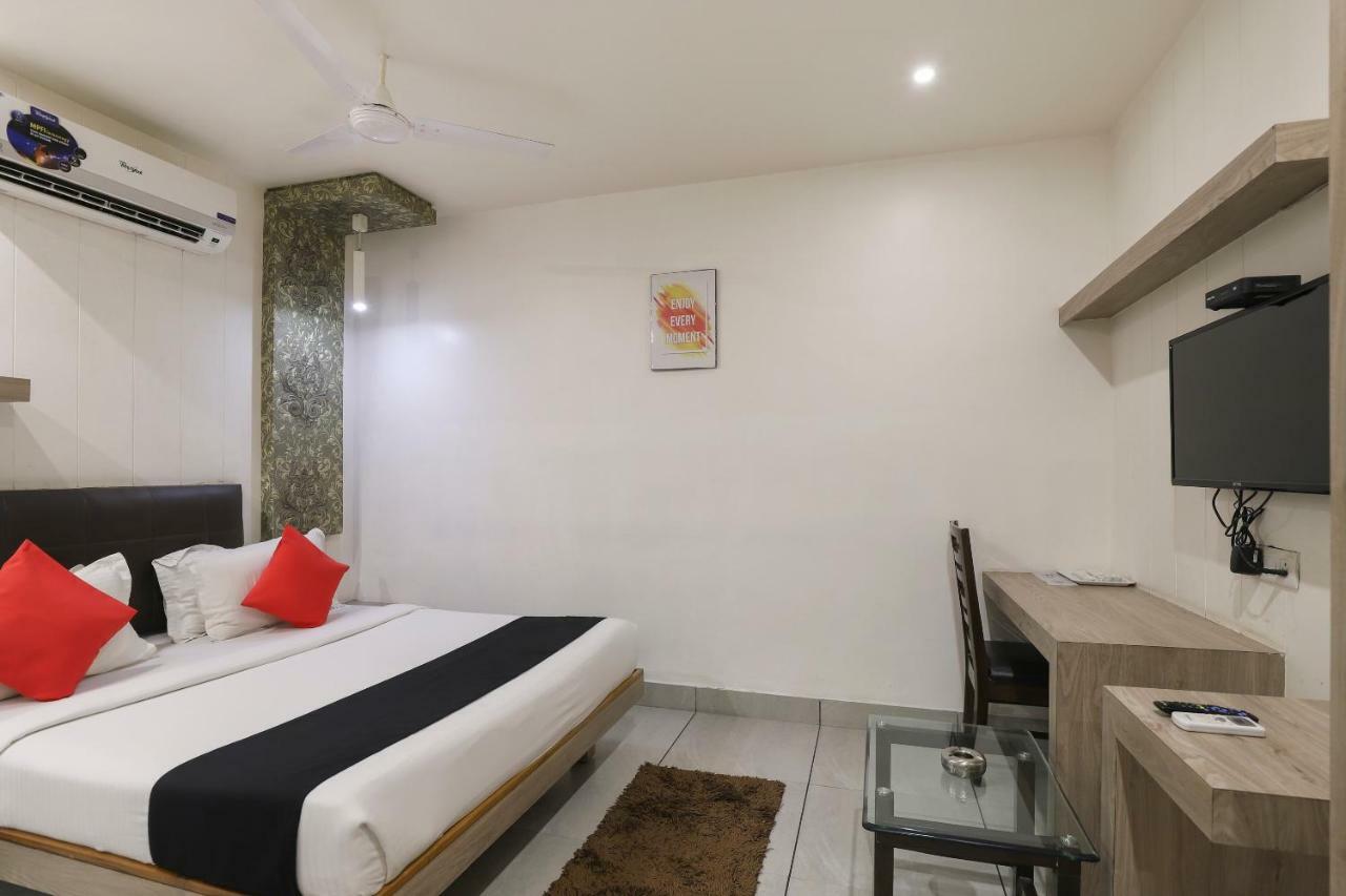 Apple Residency Hotel Pātan Екстериор снимка