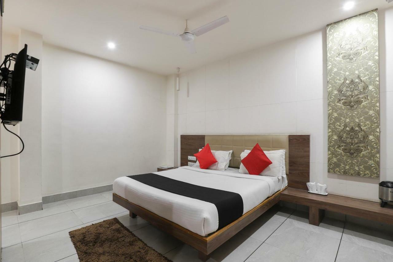 Apple Residency Hotel Pātan Екстериор снимка