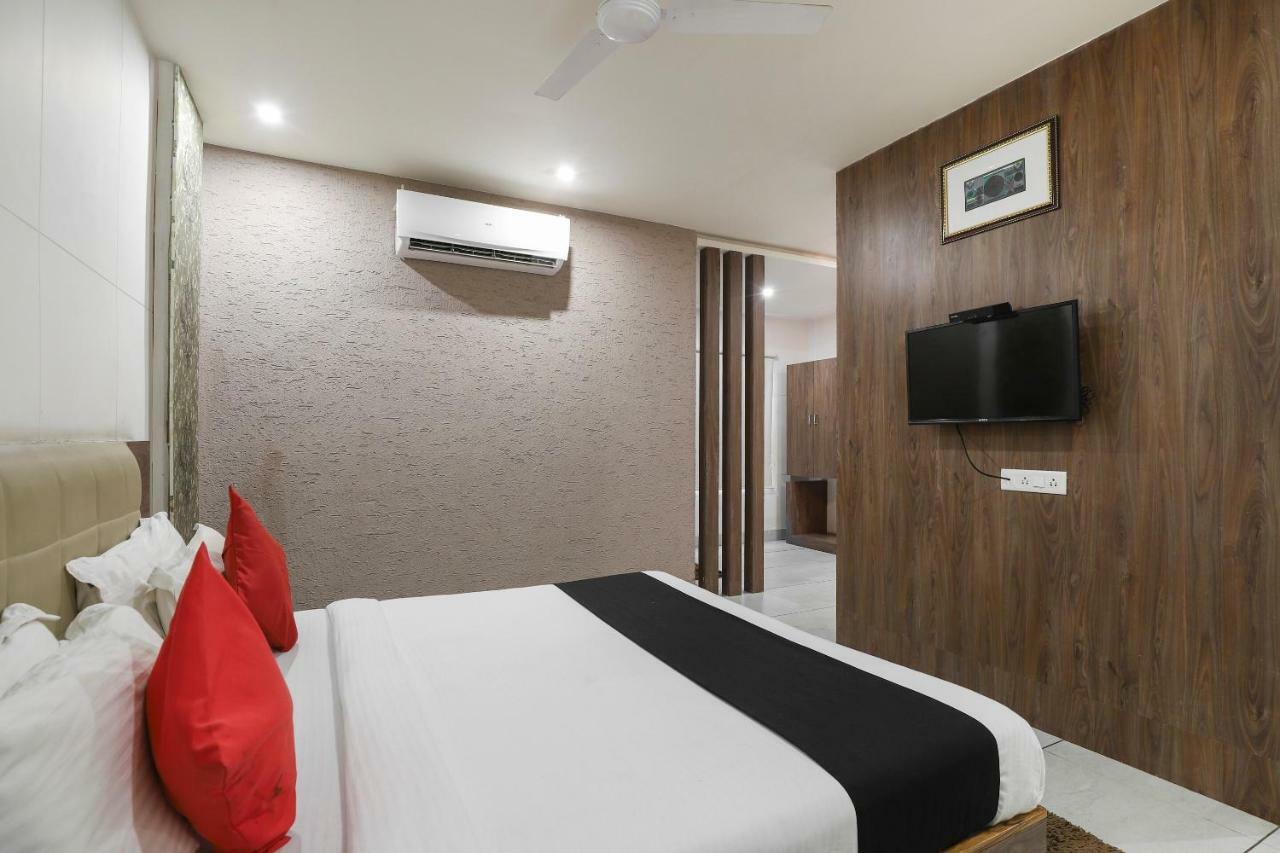 Apple Residency Hotel Pātan Екстериор снимка