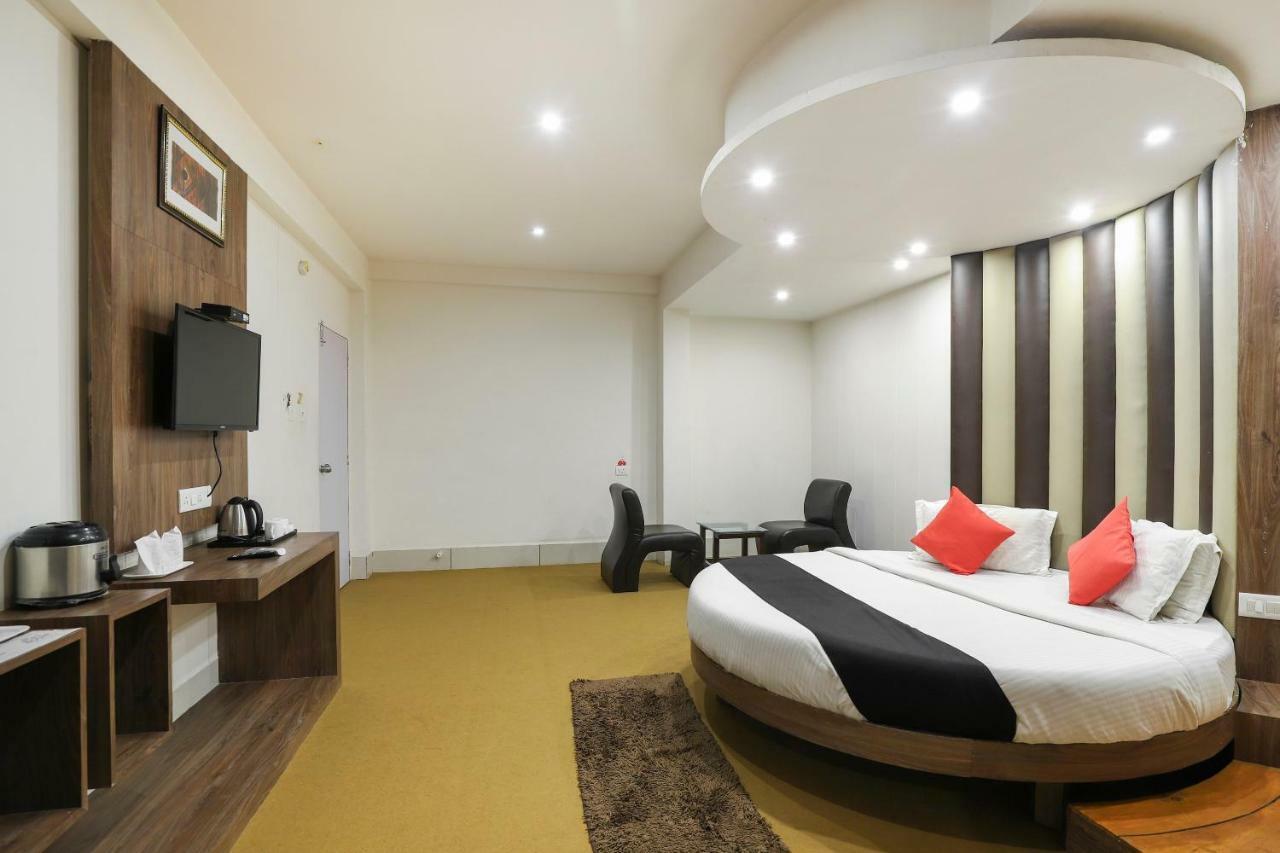 Apple Residency Hotel Pātan Екстериор снимка